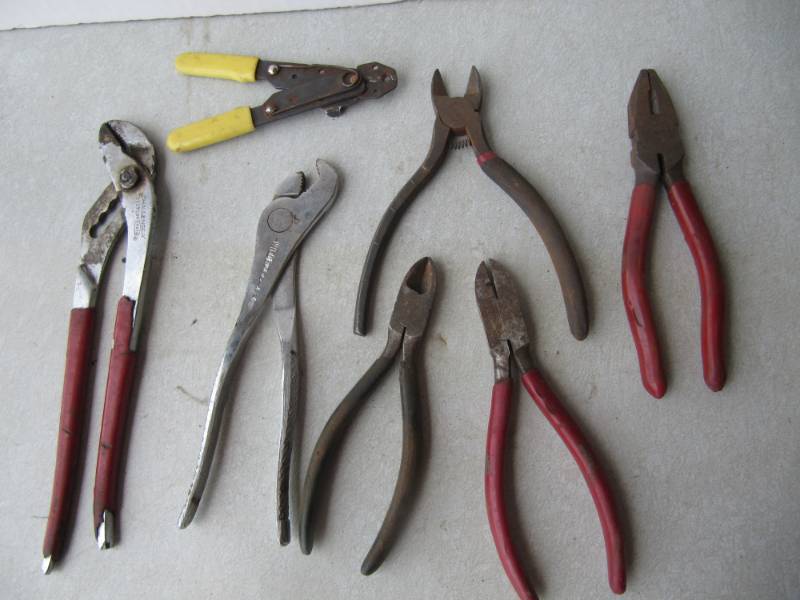 lot 779 image: 7 PAIR OF ASSORTED PLIERS