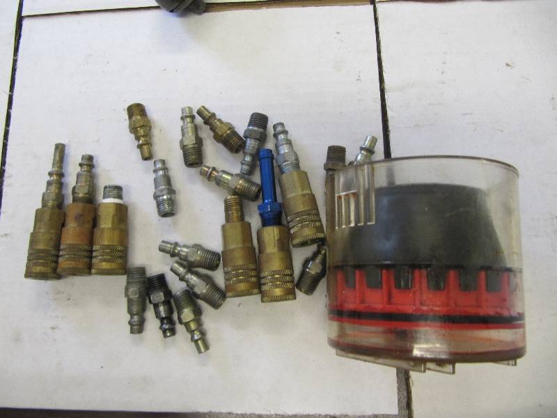 lot 728 image: Large Lot of Air Chucks and Couplings & Bearing Packers