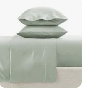lot 7256 image: Thread CountHOTELLuxury Concepts100% Egyptian Cotton SINGLE PLY YARNFine Quality Polished CombedEgyptian Cotton designed for long wear The most luxurious sheets to sleep with Silky Soft to the touch.KING