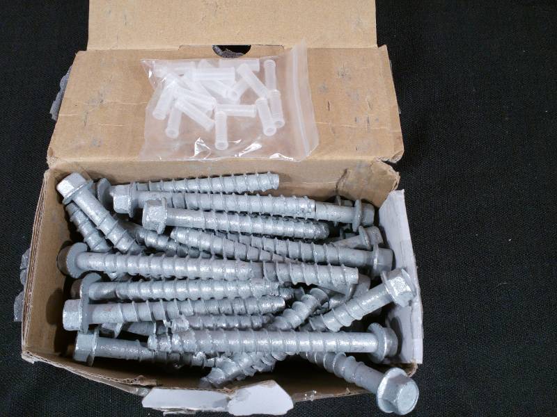 lot 28 image: Simpson Strong-Tie Titan Heavy Duty Screws