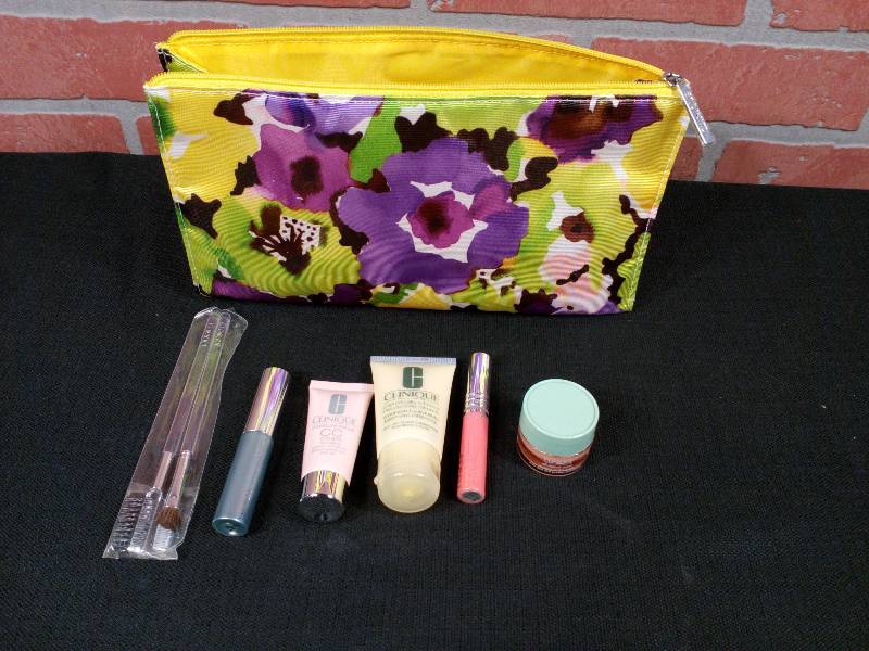 lot 43 image: Clinique Cosmetic Bag & Samples