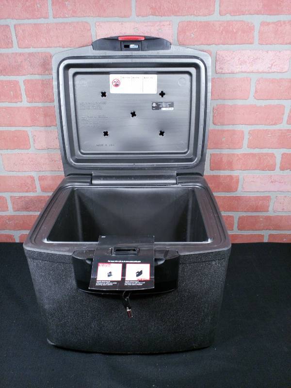 lot 87 image: Sentry Fire File Safe With 2 Keys