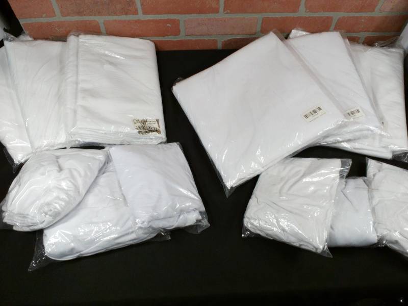 lot 165 image: Variety of White Table and Chair Covers