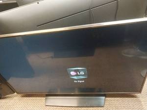 lot 6171 image: LG 49LV570H 49-inch Commercial TV  - Retail $399