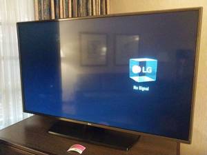 lot 6195 image: LG 49LV570H Commercial TV Display  - Retail $299