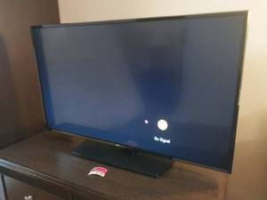 lot 6196 image: LG 49-inch Smart TV Model 49LT570H0UA  - Retail $150