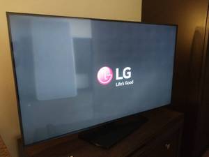 lot 6200 image: LG 55-inch UN570 4K Smart TV  - Retail $299