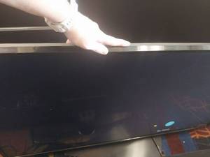 lot 6499 image: LG 49-inch LED TV Model 49LT570H0UA  - Retail $299