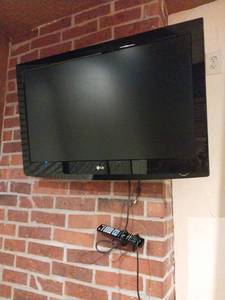 lot 9568 image: LG Flat Screen TV (42) with Wall Mount