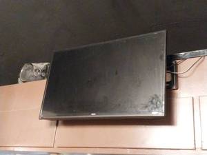lot 9602 image: 39 Birkshire Flat Screen TV and Speaker
