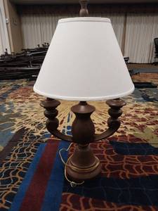 lot 9761 image: Vintage Brown 3-Arm Table Lamp (31x17)