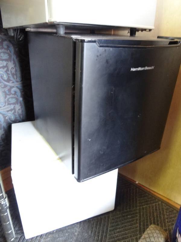 lot 1384 image: (3) Dorm Size Mini Fridges