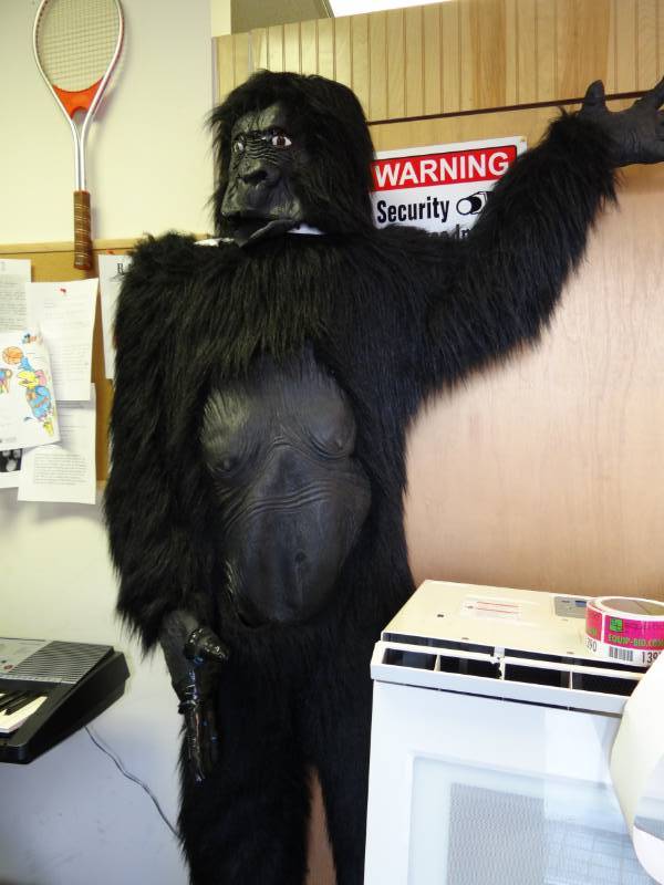 lot 1387 image: Large Gorilla Statue