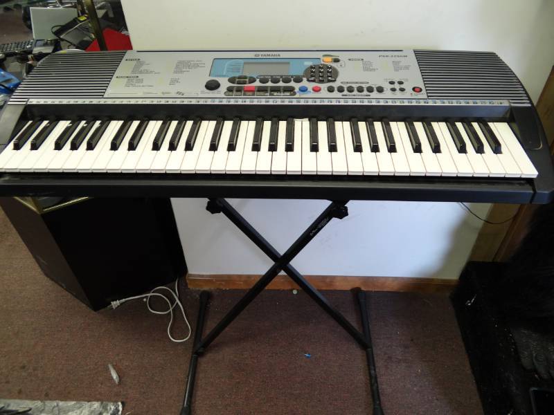 lot 1388 image: Yamaha Electric Keyboard