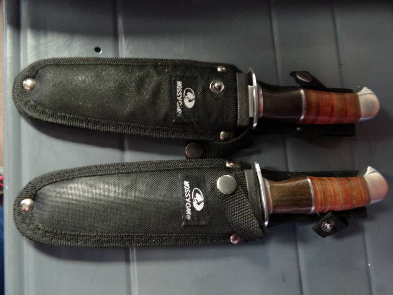 lot 1389 image: (2) Mossy Oak Knives With Cases