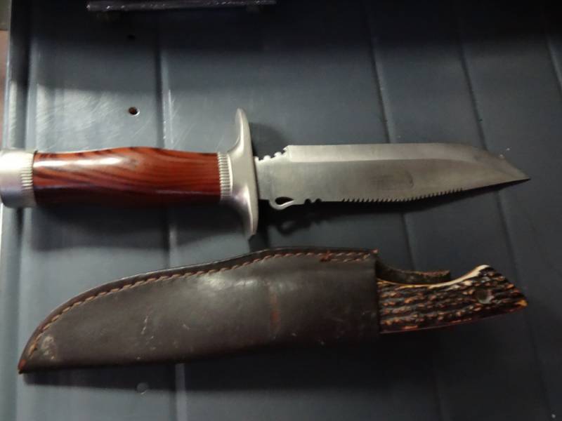 lot 1390 image: (2) Knives Crockett And Uncle Henry Knives