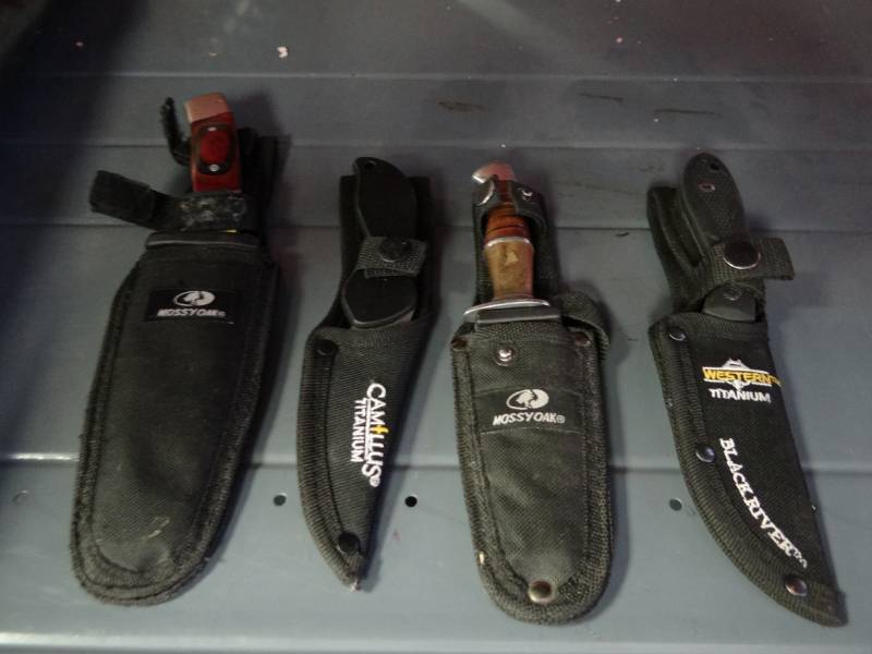 lot 1394 image: (4) Various Knives