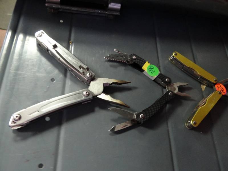 lot 1396 image: (3) Utility Knives