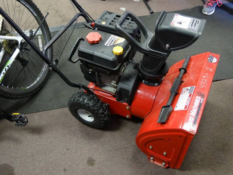 lot 1417 image: 22 MTD Yard Machine Snow Blower