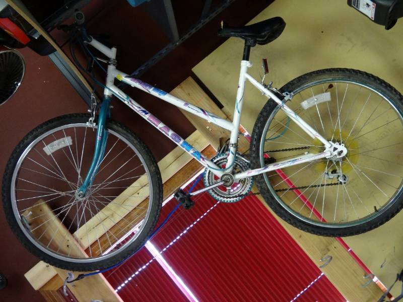 lot 1420 image: Magna Norther Ridge 10 Speed Bike