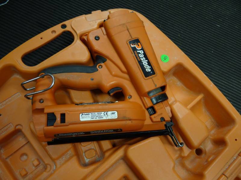 lot 1425 image: Paslode 16 Ga Cordless Angled Finish Nailer