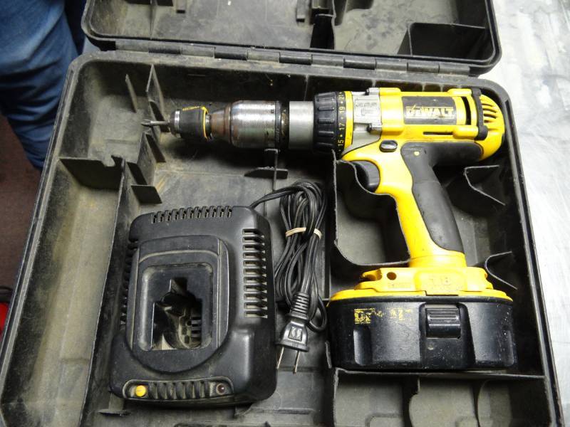 lot 1432 image: DeWalt 12 18V Cordless Drill