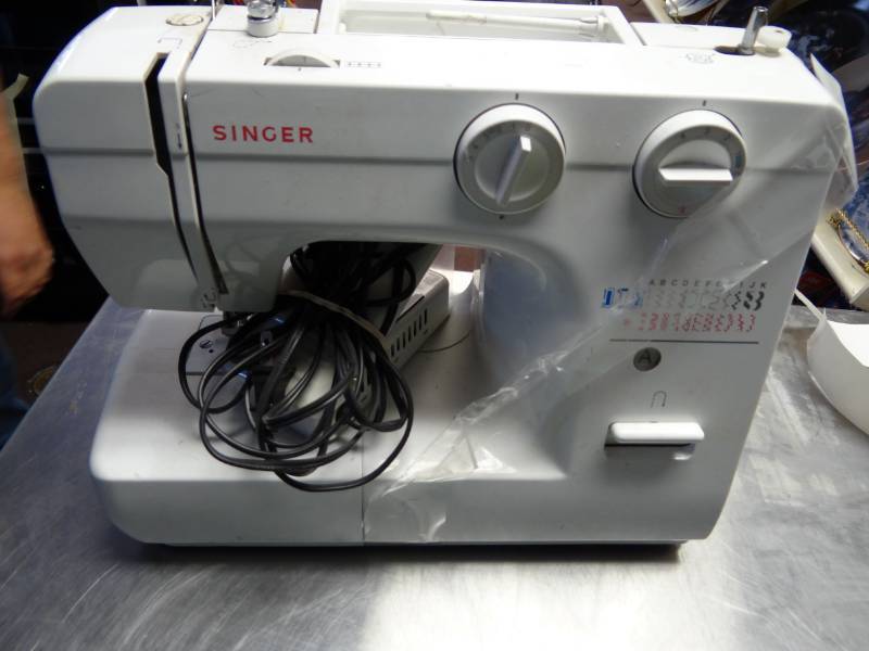 lot 1446 image: Singer Sewing Machine and Domestic Sewing Machine