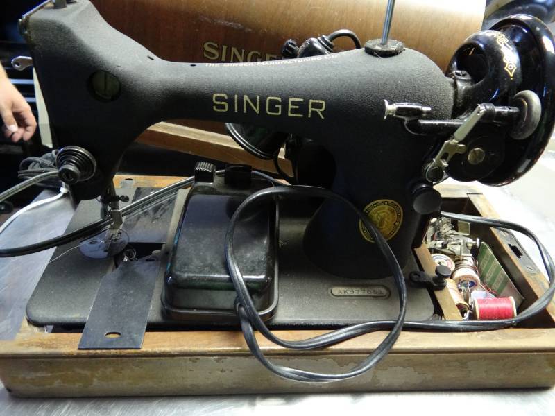 lot 1447 image: Portable Singer Sewing Machine with Case