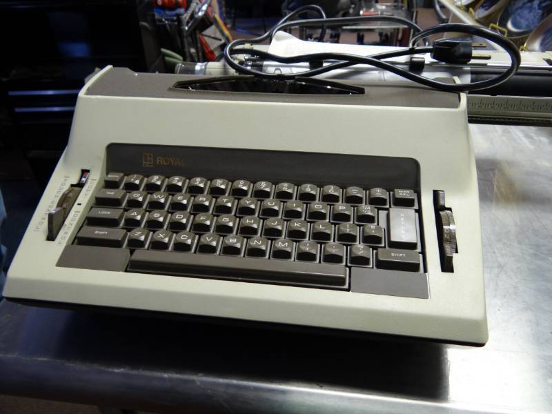 lot 1448 image: Royal Medallion Electronic Type Writer with Case