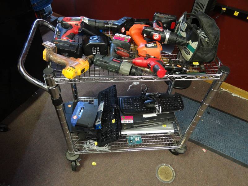 lot 1454 image: 2 Tier Metro ShelfCart on Casters
