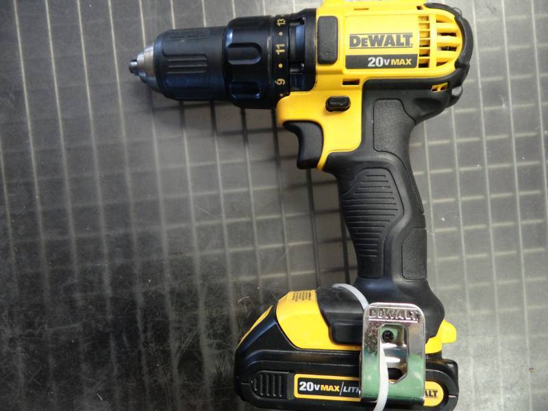 lot 1457 image: DeWalt Cordless Drill 20V