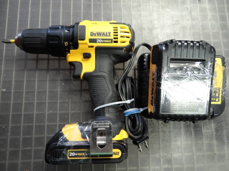 lot 1464 image: DeWalt DCB112 Cordless Drill Driver with Battery and Charger