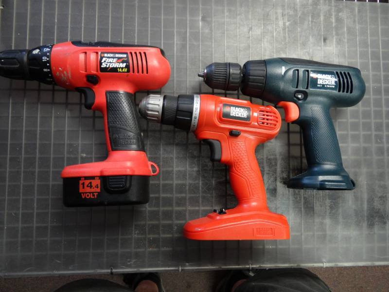 lot 1471 image: Lot of 3 Black and Decker Drills