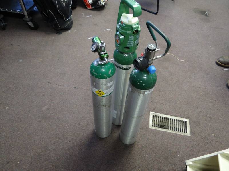 lot 1477 image: Lot of 3 Praxair Oxygen Tanks