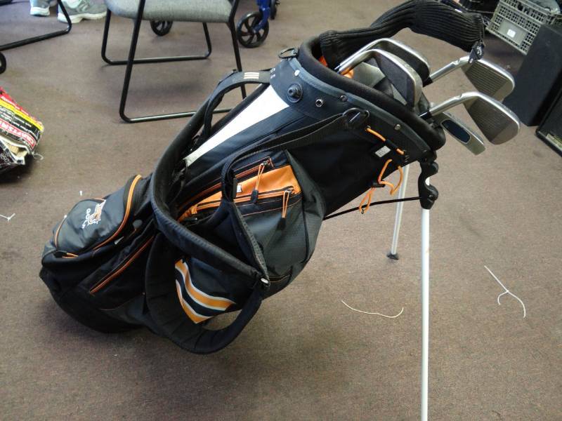 lot 1479 image: BU Golf Bag with Various Clubs