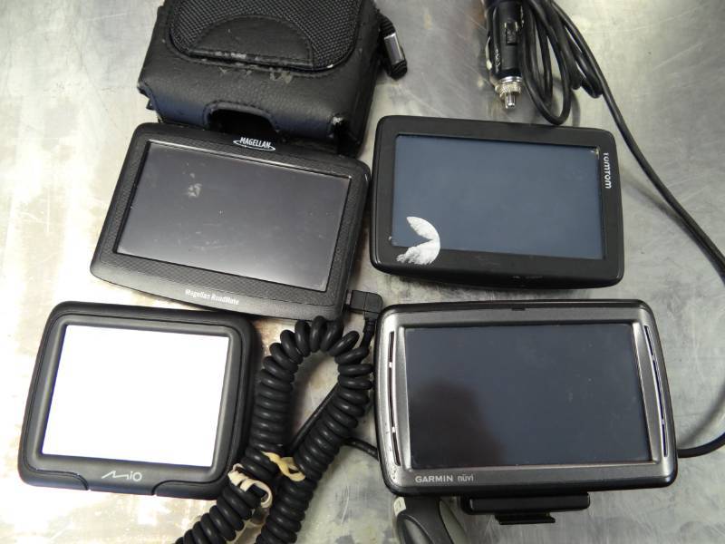 lot 1495 image: 4 Navigation Systems For Vehicles