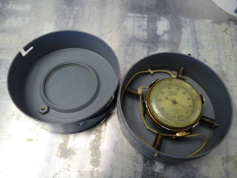 lot 1497 image: World War 2 Altimeter