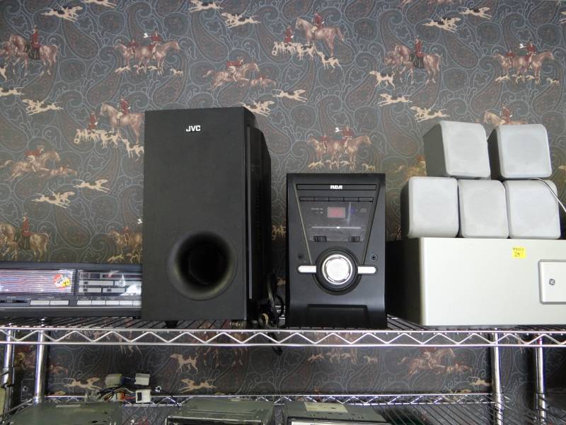 lot 7209 image: Ge Speakers, JVC and RCA