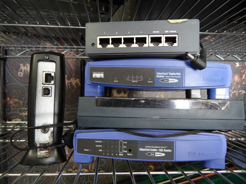 lot 7220 image: Lot of 5 Routers Modems