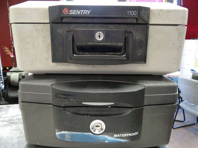 lot 7228 image: Lot of 2 Small Safes