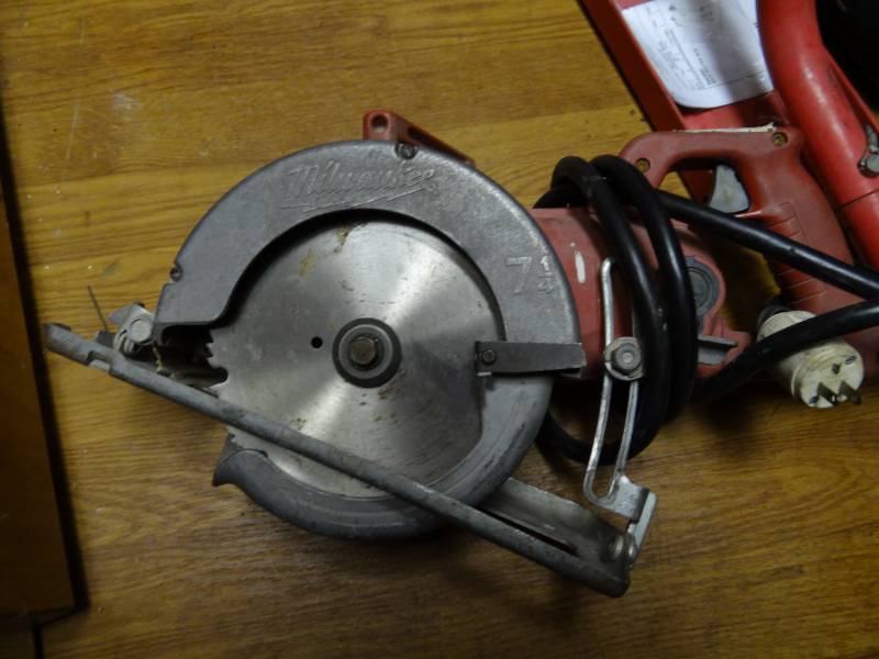 lot 7252 image: Corded Milwaukee 7 14 Saw