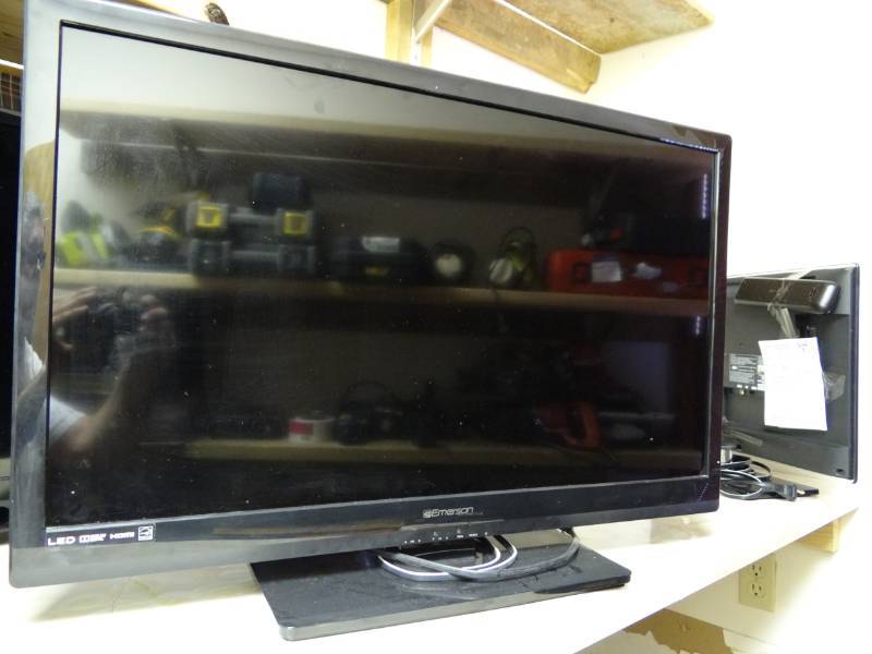 lot 7270 image: 32 Emerson LED TV Model # LF320EM4 - ITEM REMOVED FROM AUCTION