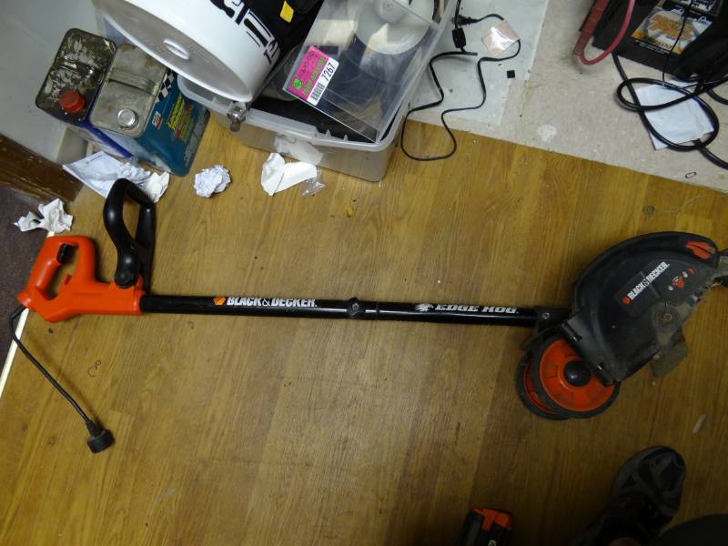 lot 7273 image: Black N Decker Electric Edge Hodge