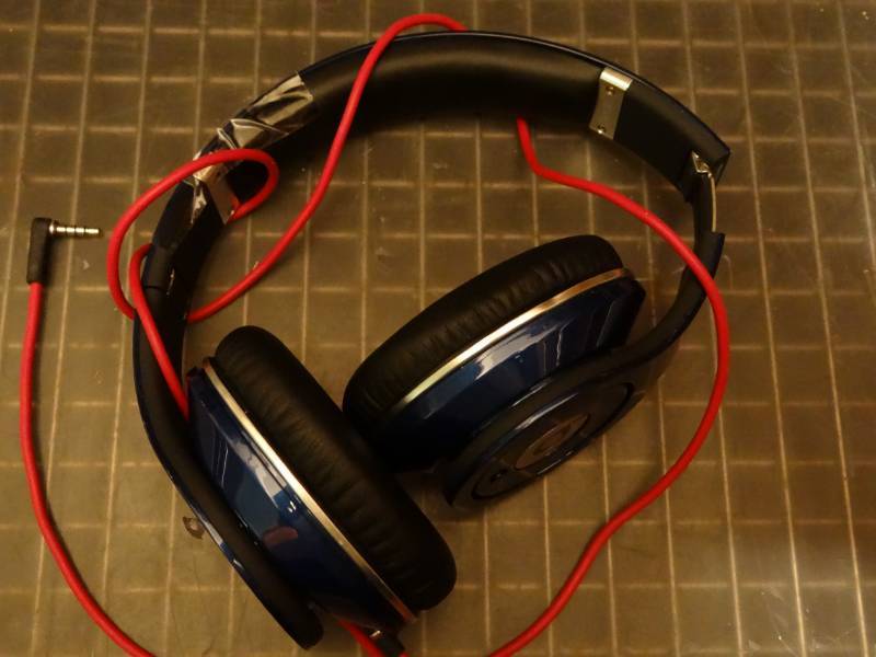 lot 7286 image: Beats by dr. dre Blue Head Phones