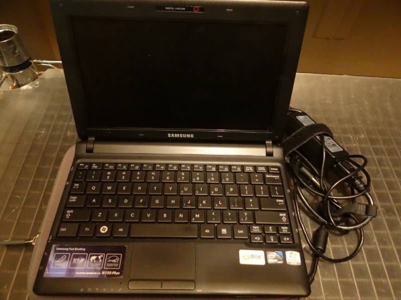 lot 7298 image: Samsung N150 Plus 10 Notebook with Power cord and Case