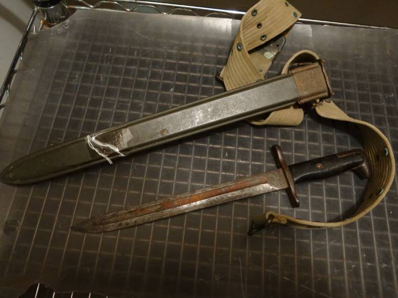 lot 7308 image: 11 Blade Knife with Case