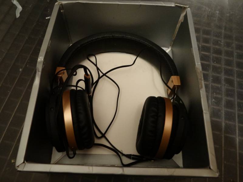lot 7321 image: Honstek Black and Gold Headphones