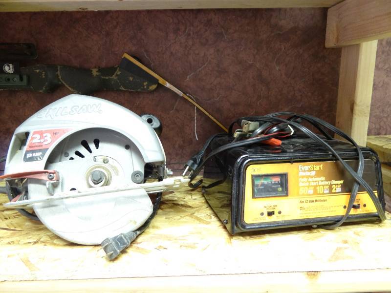 lot 7358 image: Everstart Starter 50 Fully Automatic and Skilsaw