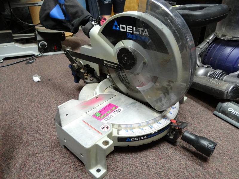 lot 7365 image: 10 Compound Miter  Delta Shopmaster Table Saw with Catch Bag