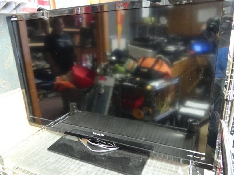 lot 7373 image: 38 Sharp Aquos LC-39LE440U  TV